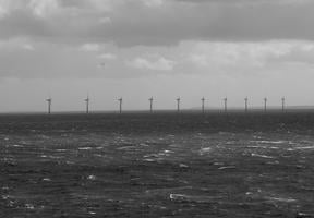 Photo des dix éoliennes installées au large de la petite île danoise de Samso. Elles produisent davantage que les besoins de l’île. Dix éoliennes off-shore ont été installées au large de Samsø pour assurer une production électrique consommée localement ou exportée sur le réseau danois